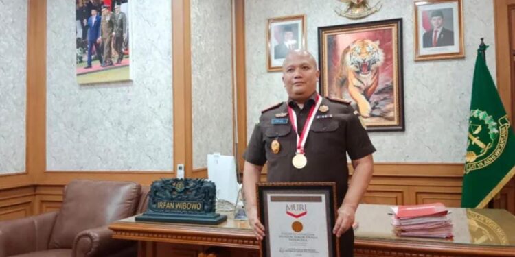 Kajari Kota Bandung Irfan Wibowo Raih Rekor MURI Pembagian KIA Terbanyak, Pidum dan Pidsus Jadi Magnet