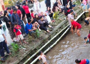 Ketahanan Nasional Desa Cibalok: Proyek Sosial Penaburan 100.000 Benih Ikan di Sungai Cibalok
