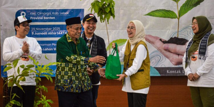 Hadiri Penanaman Bibit Pohon, Ketua TP PKK Lebak Ajak Masyarakat untuk Lebih Peduli Lingkungan